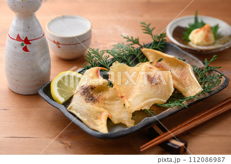 こんがり焼いた エイヒレと日本酒 112086987
