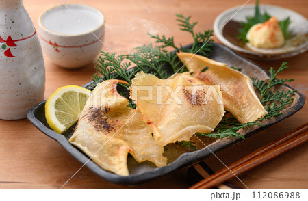 こんがり焼いた エイヒレと日本酒 こんがり焼いた エイヒレと日本酒 112086988