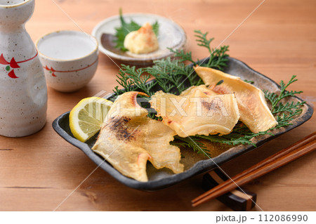 こんがり焼いた エイヒレと日本酒 こんがり焼いた エイヒレと日本酒 112086990