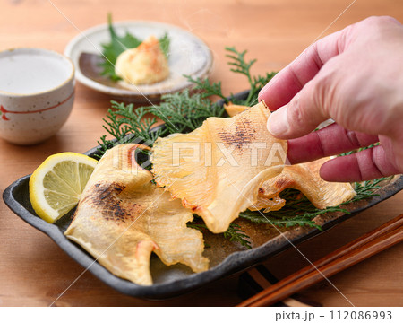 こんがり焼いた エイヒレと日本酒 112086993