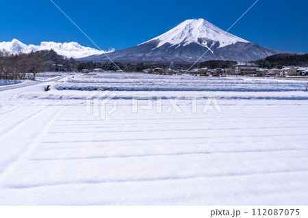 《山梨県》富士山と雪原の田園風景・富士吉田農村公園 112087075