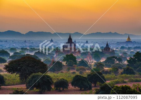 Sunrise over the ancient temples of Bagan in Myanmar 112087095