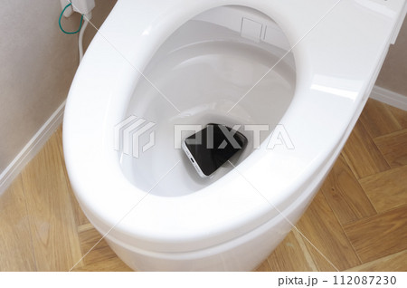 水洗トイレに落としてしまったスマホ 112087230