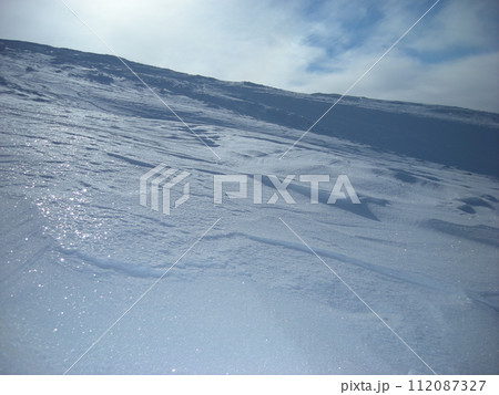 雪に覆われた斜面 112087327