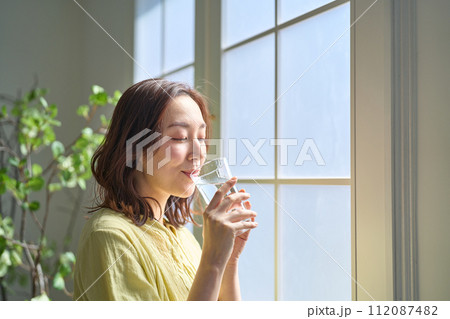 水を飲む女性 112087482