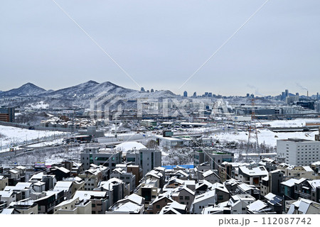 雪の大母山と九龍山（京畿道城南市からの眺望） 112087742