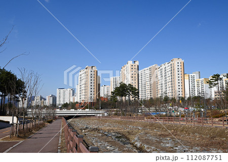 慰礼新都市と昌谷川の風景【京畿道城南市】 慰礼新都市と昌谷川の風景【京畿道城南市】 112087751