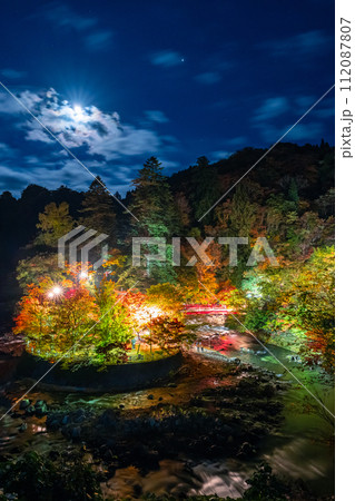 日本　青森県黒石市にある中野もみじ山のライトアップされた紅葉 112087807