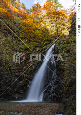 日本　青森県中津軽郡にある世界遺産、白神山地の暗門滝の第3の滝と紅葉 112088035