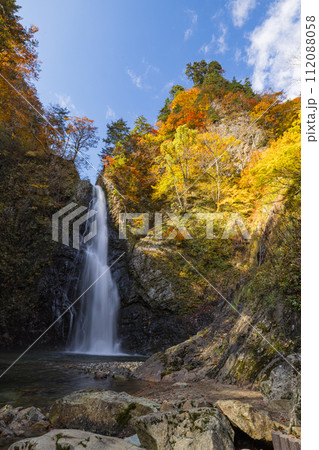 日本 青森県中津軽郡にある世界遺産、白神山地の暗門滝の第2の滝と紅葉 日本 青森県中津軽郡にある世界遺産、白神山地の暗門滝の第2の滝と紅葉 112088058