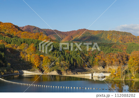 日本　青森県中津軽郡の大川白神橋から見えるの暗門川と紅葉 112088202