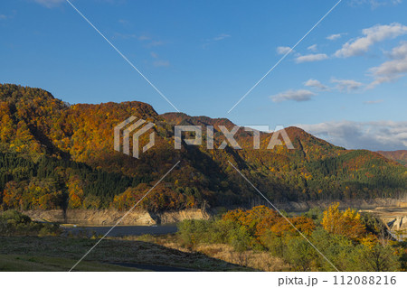 日本　青森県中津軽郡西目屋村の津軽白神湖パークからの紅葉風景 112088216