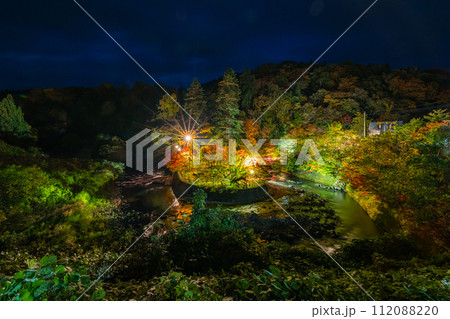 日本　青森県黒石市にある中野もみじ山のライトアップされた紅葉 112088220