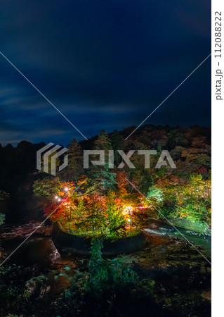 日本　青森県黒石市にある中野もみじ山のライトアップされた紅葉 112088222
