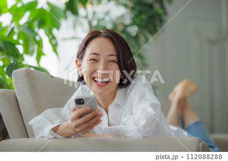女性 リビングルーム 女性 リビングルーム 112088288