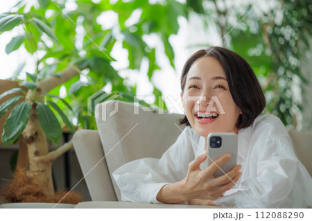 女性 リビングルーム 女性 リビングルーム 112088290