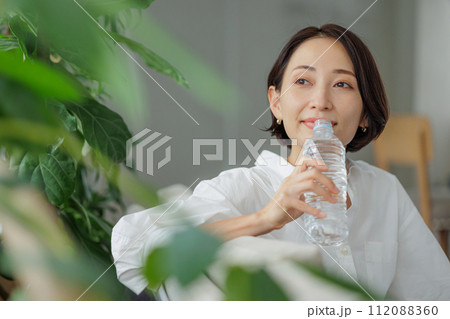 女性　リビングルーム 112088360