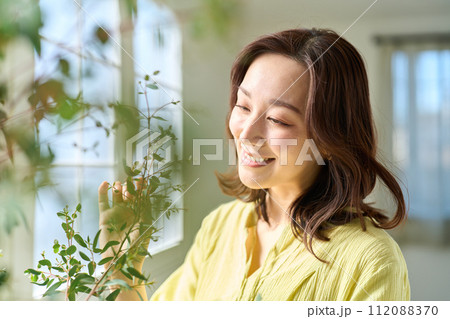 観葉植物の手入れをする女性 観葉植物の手入れをする女性 112088370