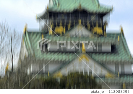 巨大地震発生イメージ　（ 大阪城公園天守閣 ） 112088392