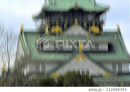 巨大地震発生イメージ　（ 大阪城公園天守閣 ） 112088393