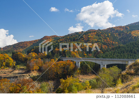 日本 青森県中津軽郡西目屋村の津軽白神湖パークからの紅葉風景 日本 青森県中津軽郡西目屋村の津軽白神湖パークからの紅葉風景 112088661
