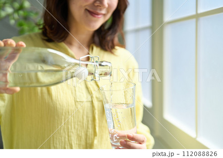 水を注ぐ女性 112088826