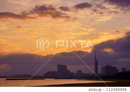 愛宕浜地区から見た、百道浜地区の朝焼け 112088996