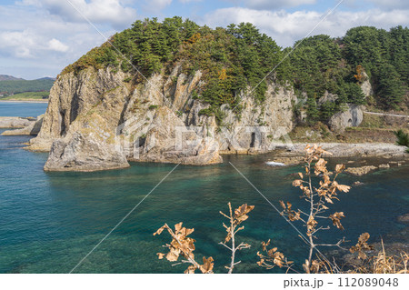 日本 青森県西津軽郡深浦町の賽の河原から見える海岸の風景 日本 青森県西津軽郡深浦町の賽の河原から見える海岸の風景 112089048