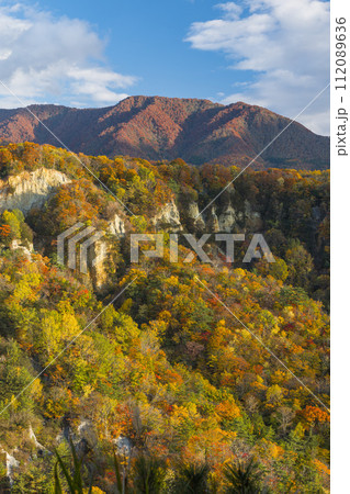 日本　青森県西津軽郡深浦町の白神山地西部に位置する日本キャニオンと紅葉 112089636