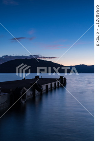 日本　青森県十和田市、十和田湖の夕暮れ時の子ノ口港の桟橋 112089695