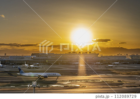 夕暮れの羽田空港　着陸した飛行機と富士山　東京都大田区 112089729