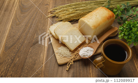 米粉パン・イメージ|米粉パンと米粉と白米と稲穂 米粉パン・イメージ|米粉パンと米粉と白米と稲穂 112089917