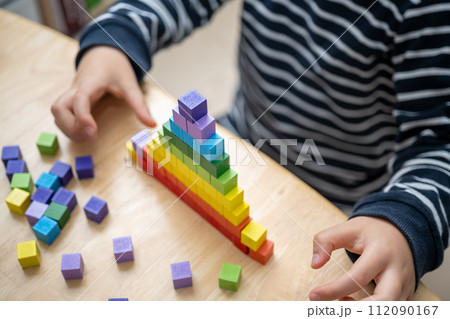 カラフルな積み木 112090167