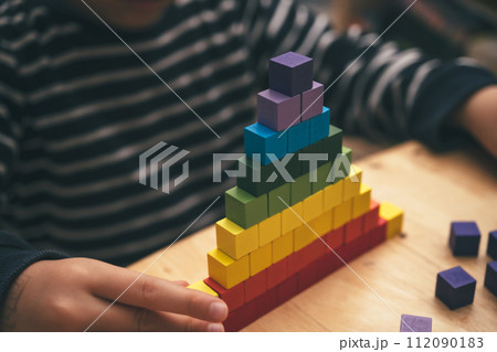 カラフルな積み木 112090183