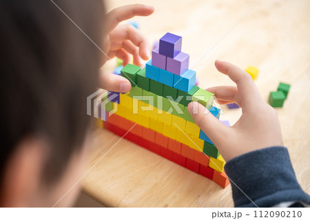 カラフルな積み木 112090210