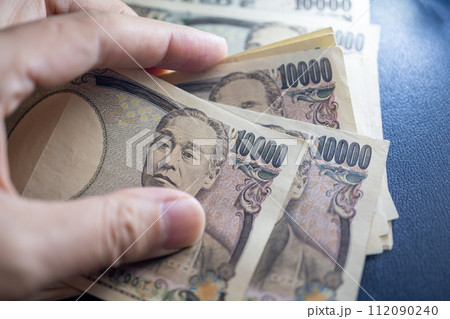 一万円札が散乱 112090240