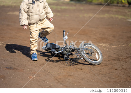 子供が自転車の練習をしています。 子供が自転車の練習をしています。 112090313