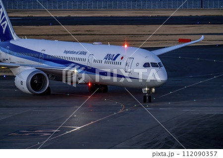 夕暮れの羽田空港 タキシング中の飛行機 東京都大田区 夕暮れの羽田空港 タキシング中の飛行機 東京都大田区 112090357