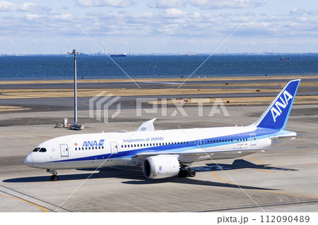 羽田空港の風景　タキシング中の飛行機　東京都大田区 112090489