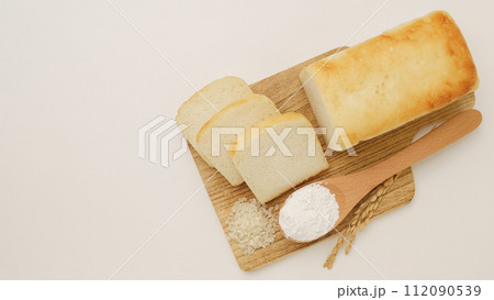 米粉パン・イメージ｜米粉パンと米粉と白米と稲穂 112090539