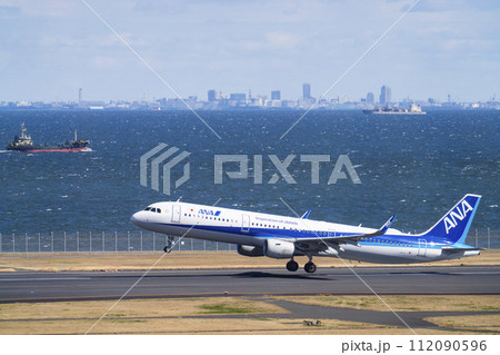 羽田空港の風景　離陸中の飛行機　東京都大田区 112090596