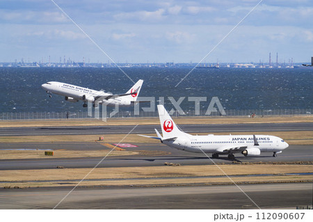 羽田空港の風景　離陸中の飛行機　東京都大田区 112090607