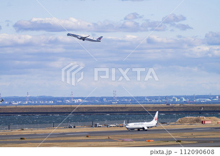 羽田空港の風景　離陸中の飛行機　東京都大田区 112090608