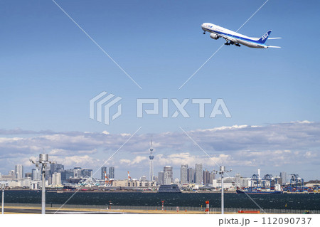 羽田空港の風景　離陸中の飛行機と東京スカイツリー　東京都大田区 112090737