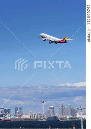 羽田空港の風景 離陸中の飛行機と東京スカイツリー 東京都大田区 羽田空港の風景 離陸中の飛行機と東京スカイツリー 東京都大田区 112090742