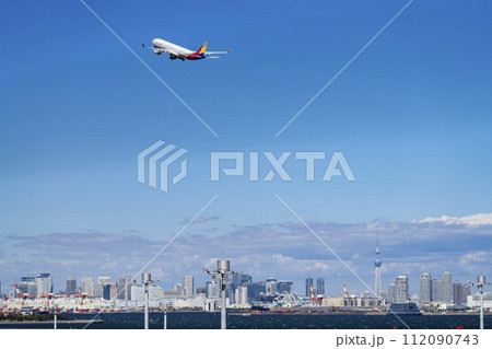 羽田空港の風景 離陸中の飛行機と東京スカイツリー 東京都大田区 羽田空港の風景 離陸中の飛行機と東京スカイツリー 東京都大田区 112090743