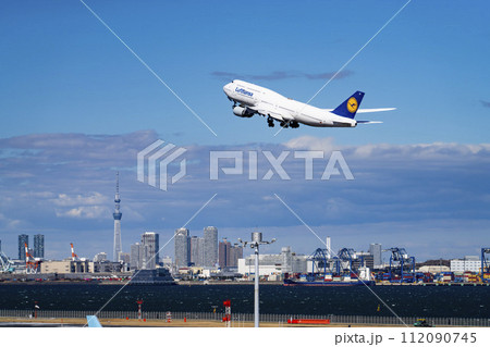 羽田空港の風景　離陸中の飛行機と東京スカイツリー　東京都大田区 112090745