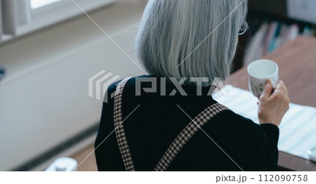 一人暮らしのシニア女性の後ろ姿 一人暮らしのシニア女性の後ろ姿 112090758