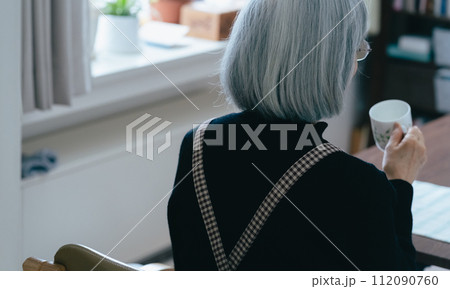 一人暮らしのシニア女性の後ろ姿 112090760