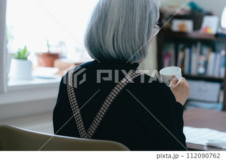 一人暮らしのシニア女性の後ろ姿 112090762